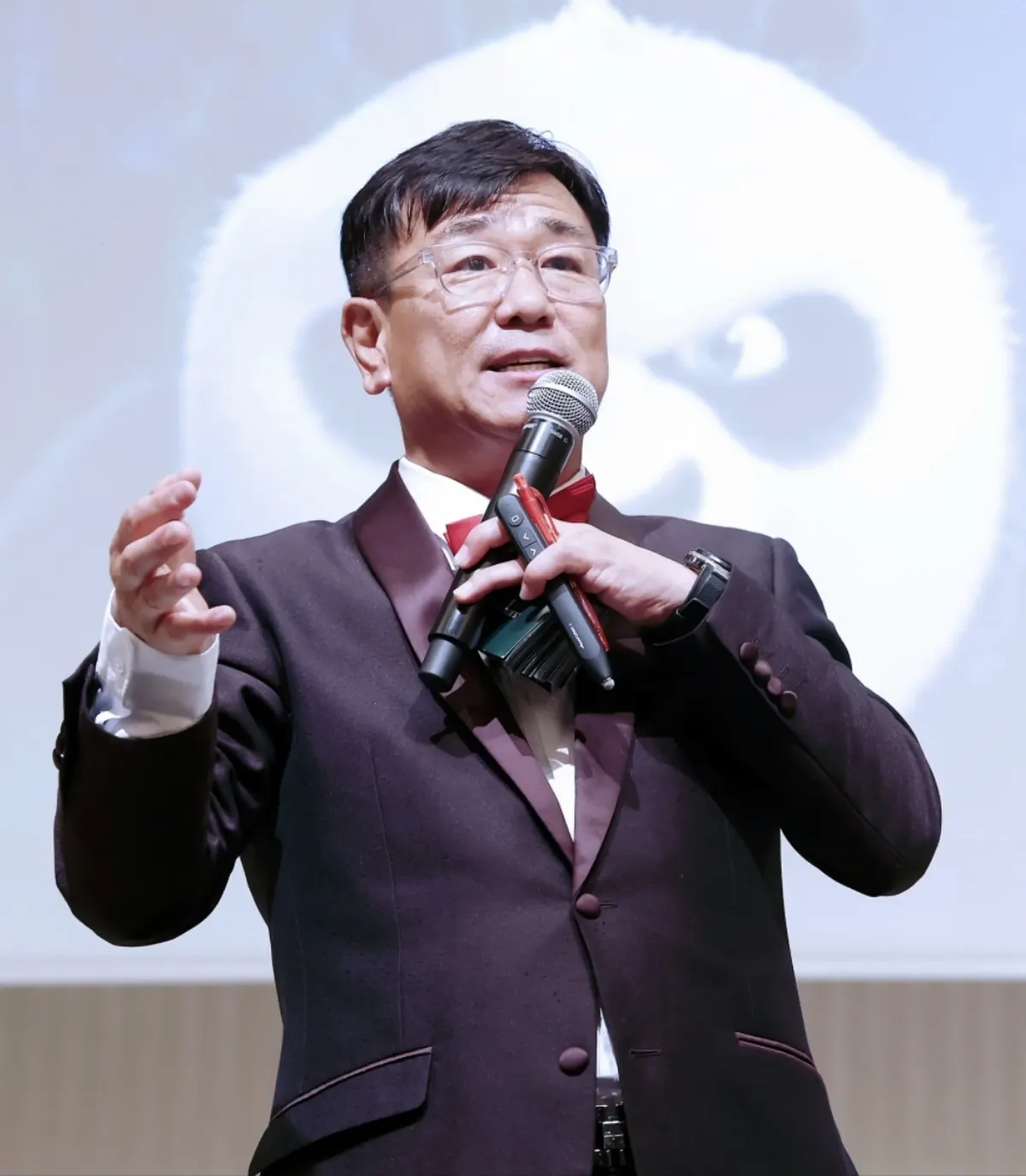 무대에서 마이크를 들고 행사를 진행하는 MC 신용주