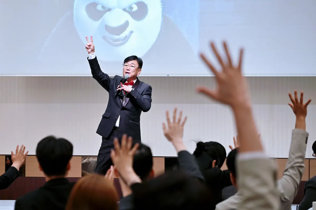 무대에서 마이크를 들고 행사를 진행하는 MC 신용주
